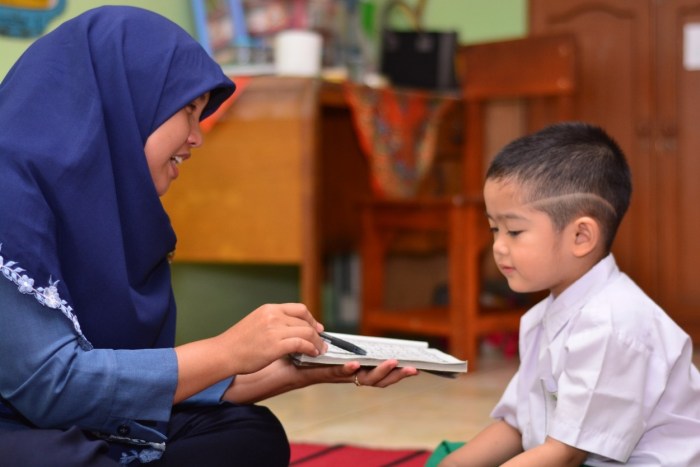 Quran membaca mengaji qur ajar mudah menulis mengenalkan alquran darunnajah mengajarkan pada ikuti doakan ibu buat tahapan nak cintakan manfaat